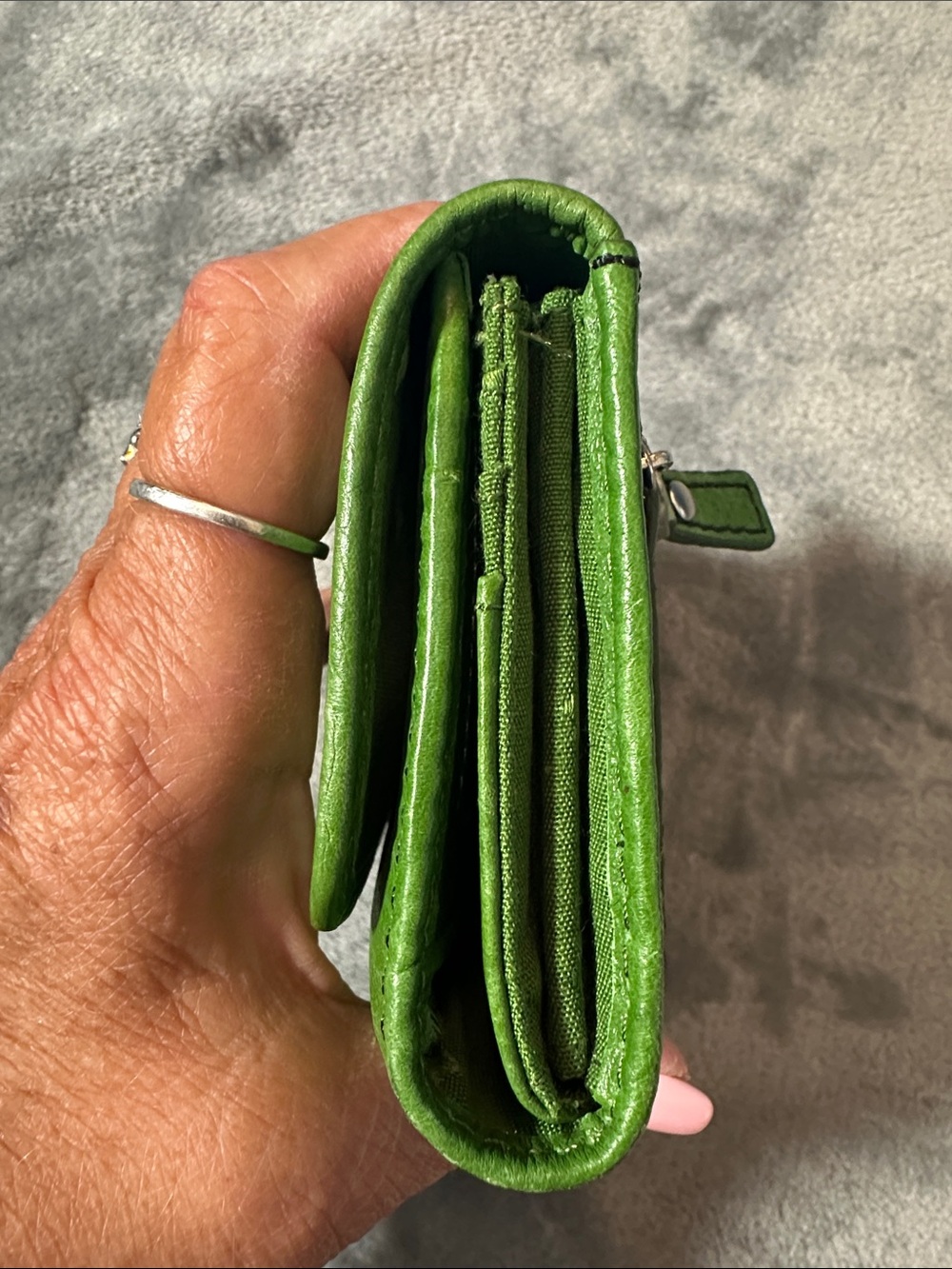 EUC Fossil Green Leather Trifold Wallet 💚 - Picture 6 of 13